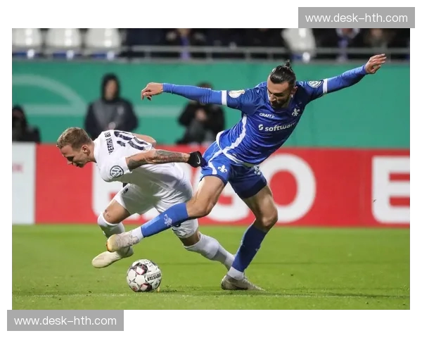 绿茵激战，蓝白交锋：弗赖堡与沙尔克04的历史恩怨与未来展望